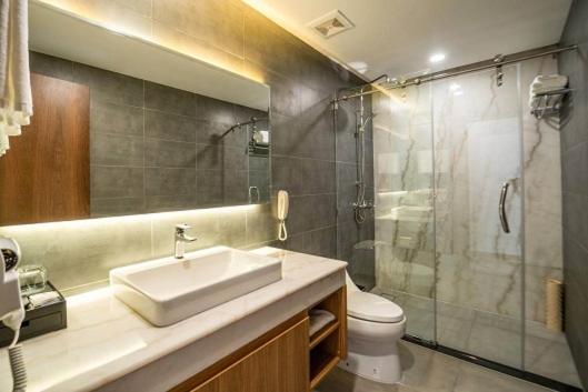 Koupelna v ubytování Le President Hotel