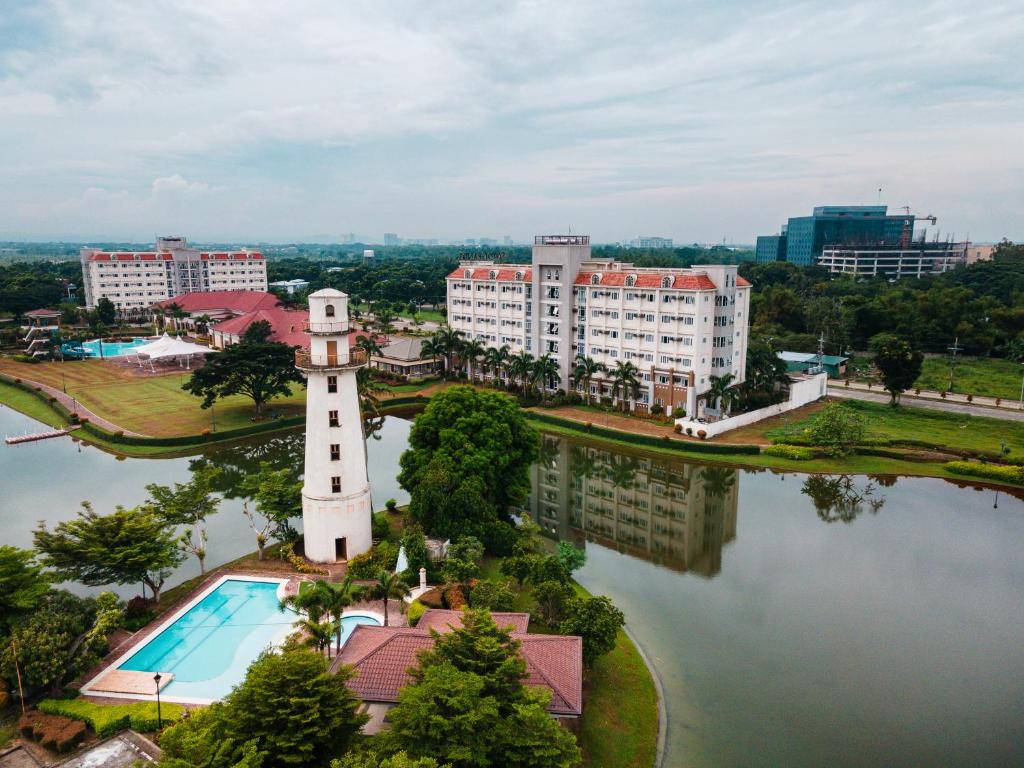 Bazén v ubytování Sotogrande Iloilo Hotel nebo v jeho okolí