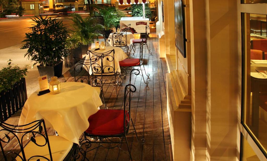 Restaurace v ubytování Mercure Hanoi La Gare Hotel