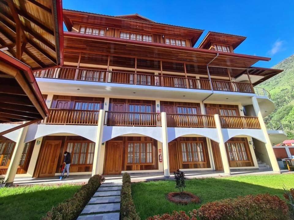 une personne marchant devant un bâtiment dans l'établissement DCampos Lodge, à Oxapampa