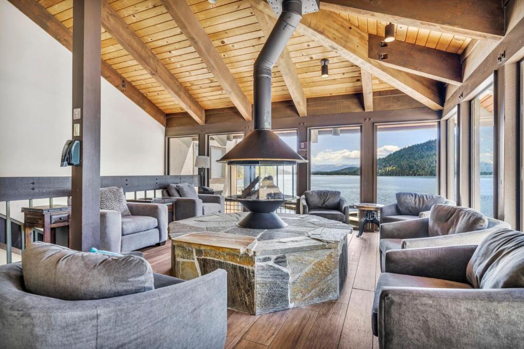 Posezení v ubytování Charming Queen Studio Deluxe w/Balcony #233 at Donner Lake Village