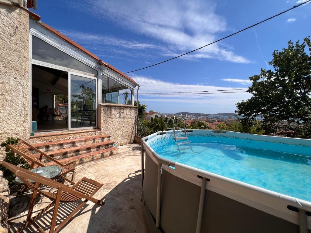 - une grande piscine sur le patio d'une maison dans l'établissement Maison au calme vue mer à 180, à Toulon