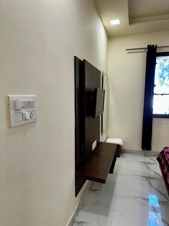 TV a/nebo společenská místnost v ubytování Taj Castle A Boutique Homestay
