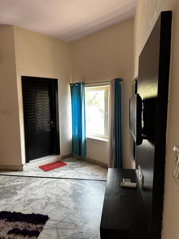 TV a/nebo společenská místnost v ubytování Taj Castle A Boutique Homestay