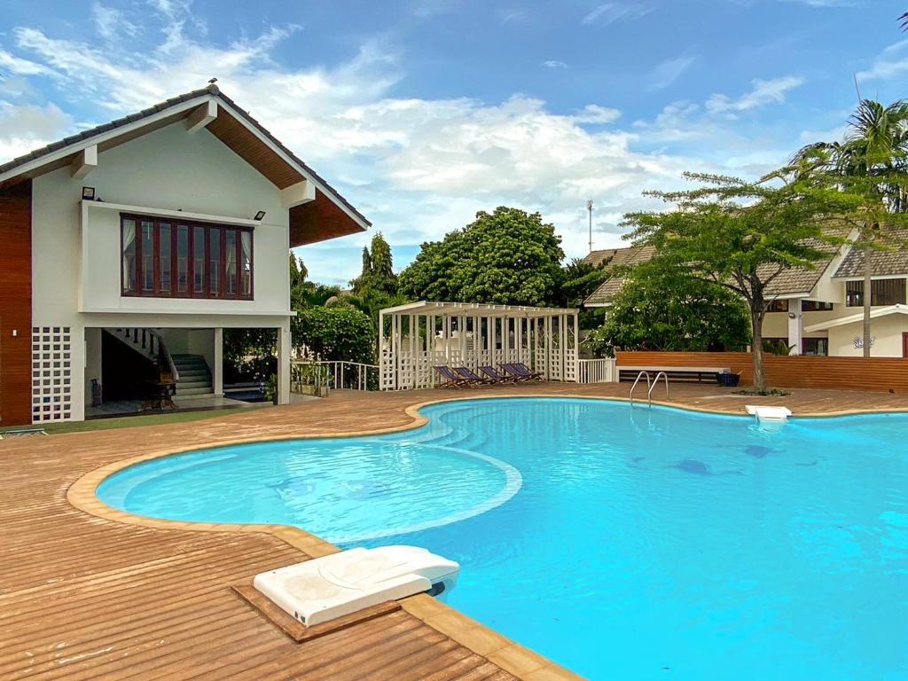 Bazén v ubytování Bangsaphan Resort nebo v jeho okolí