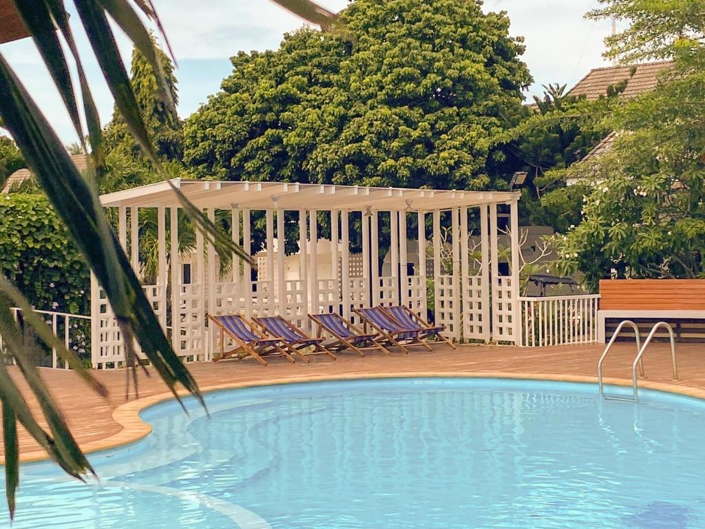 Bazén v ubytování Bangsaphan Resort nebo v jeho okolí