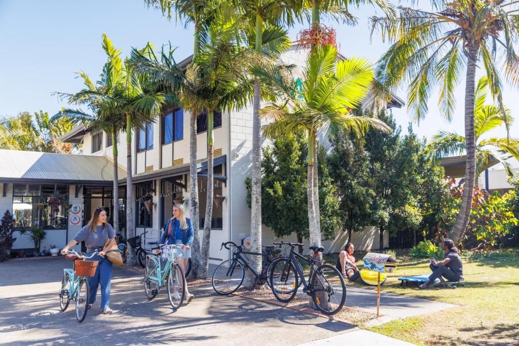 ゴールドコーストにあるYHA Coolangatta Gold Coastの建物前に駐輪する人々
