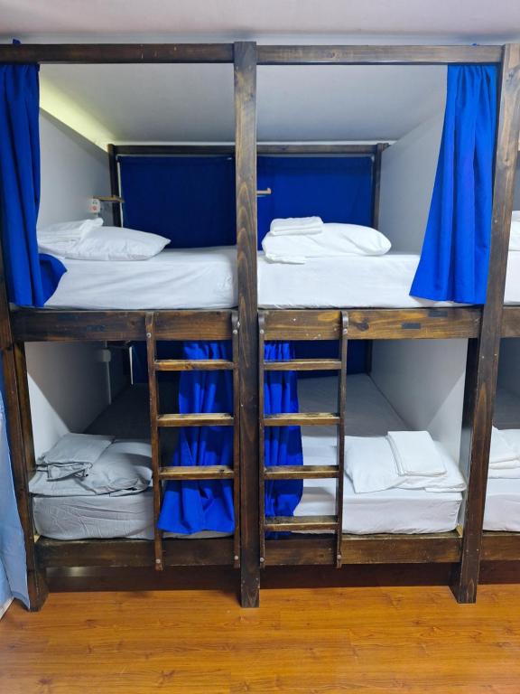 Palanda nebo palandy na pokoji v ubytování Carolina Hostel