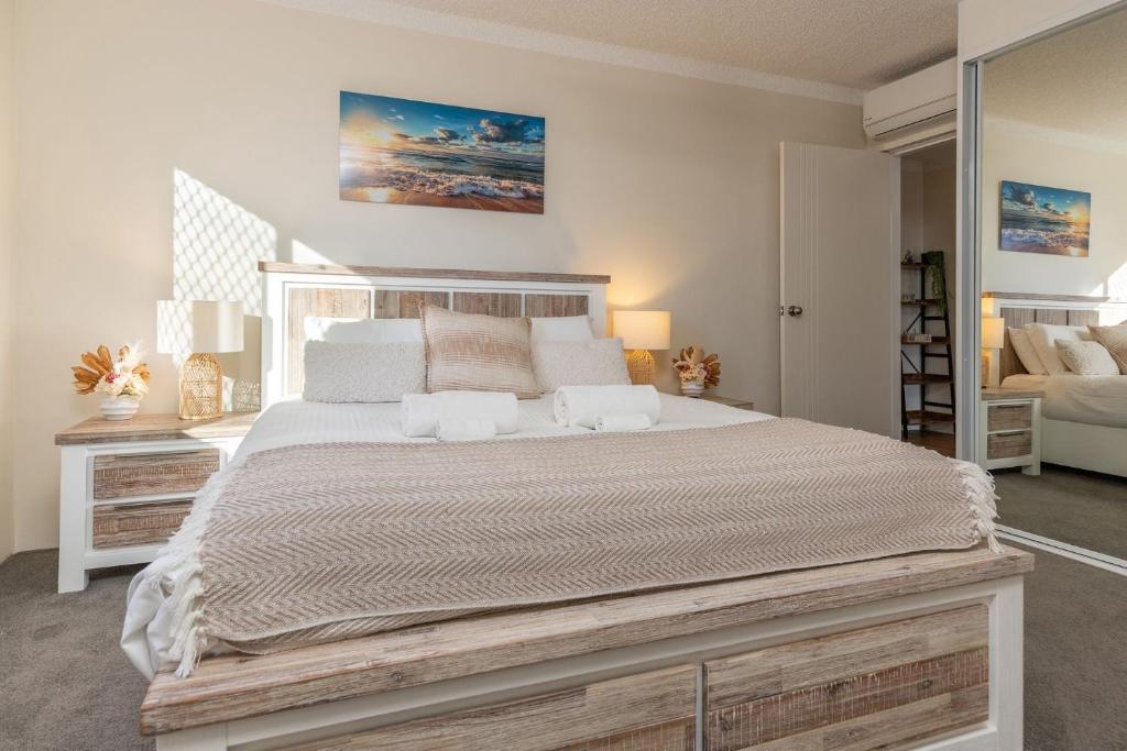 Una cama o camas en una habitación de The Breakers 12