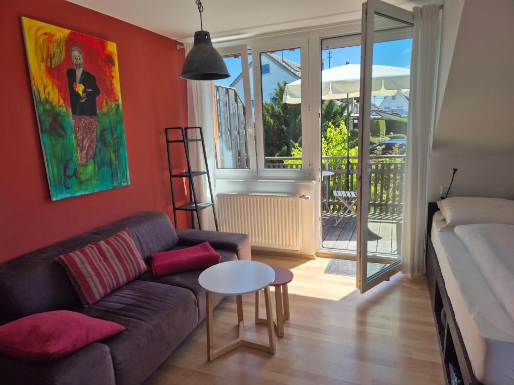 メーアスブルクにあるHaus Meersburg Seeのソファとテーブルのあるリビングルーム