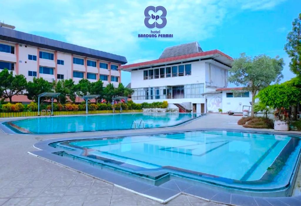 Bazén v ubytování Bandung Permai Hotel Jember nebo v jeho okolí