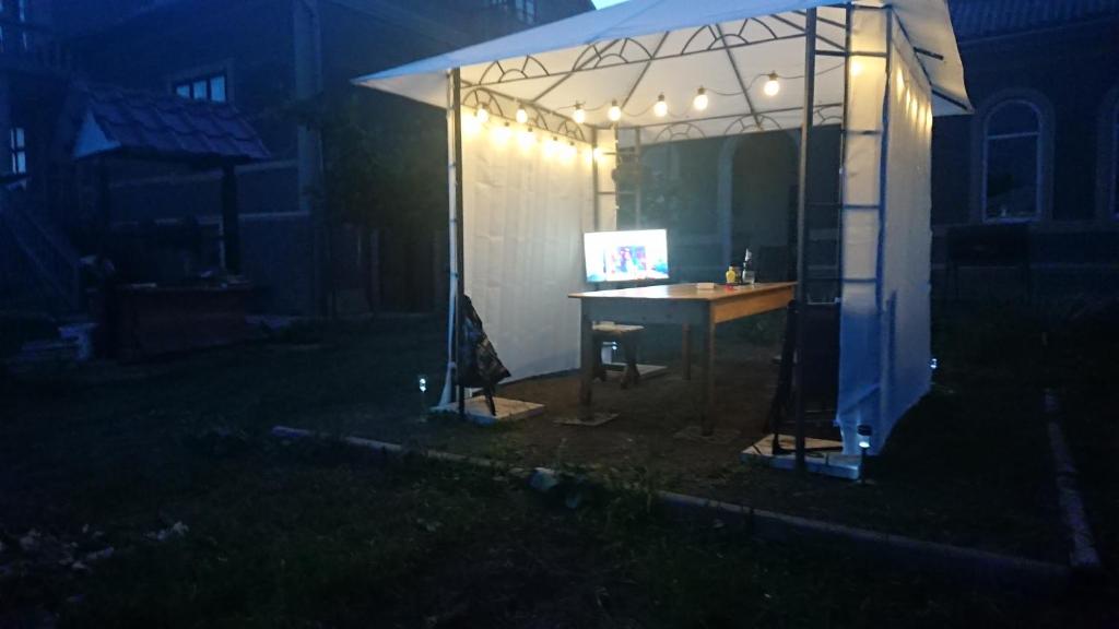 TV a/nebo společenská místnost v ubytování Le Rustique