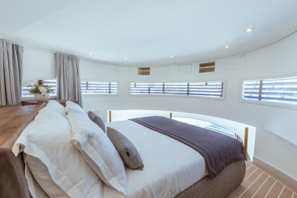 Postel nebo postele na pokoji v ubytování Luxury Floating Apartment - Amor