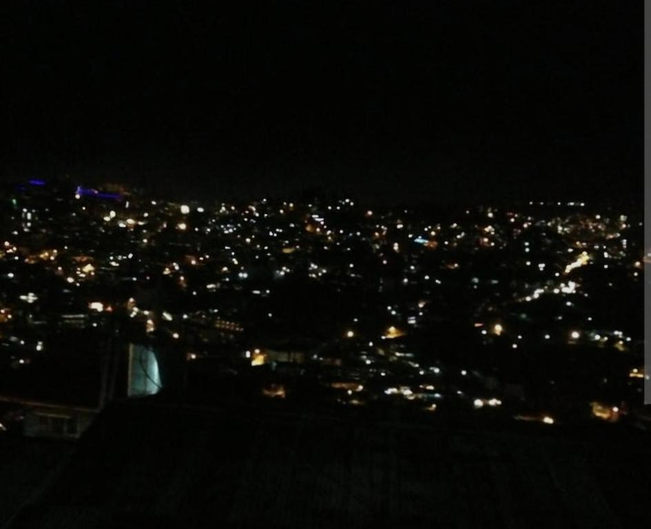 Nespecifikovaný výhled na destinaci Baguio nebo výhled na město při pohledu z apartmánu