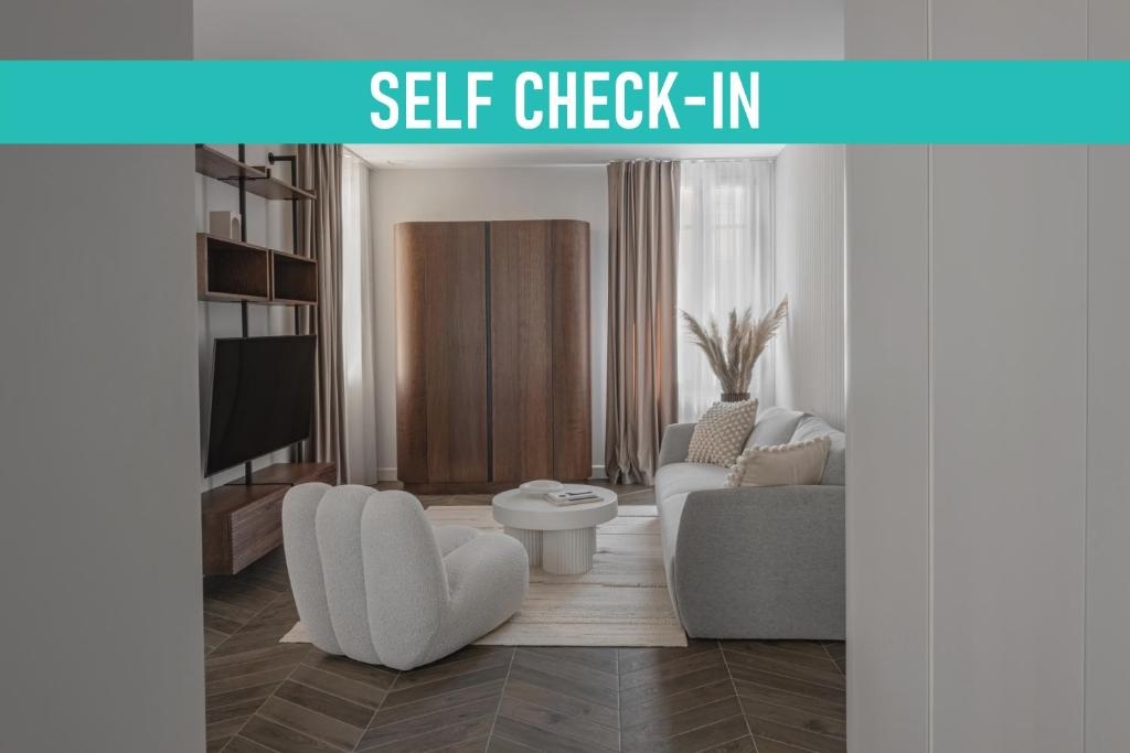 Il comprend un salon doté d'un fauteuil et d'une télévision. dans l'établissement 2 Bedroom Apartment next to Monaco, à Beausoleil