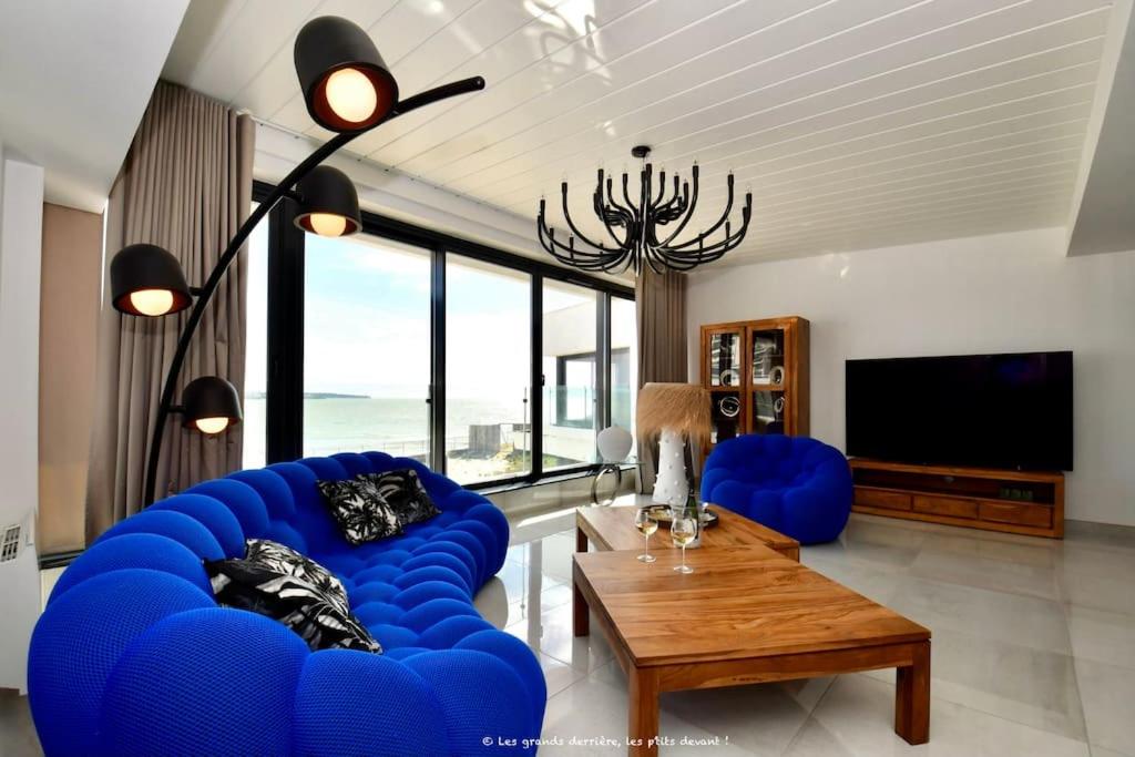 TV a/nebo společenská místnost v ubytování Apt 5 étoiles, Chic & Cozy, Piscine, vue Mer