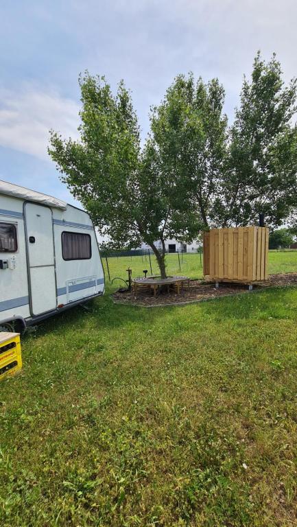 Zahrada ubytování Louise´s Camper
