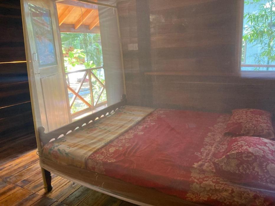 Postel nebo postele na pokoji v ubytování River Point Cabana at Arugambay