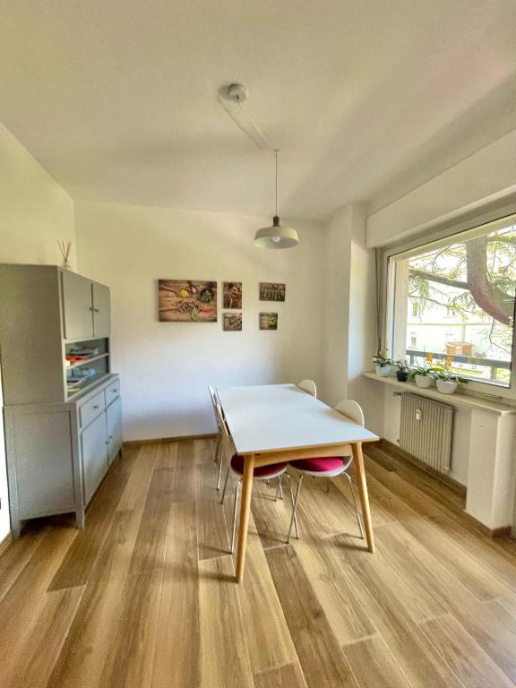 jadalnia ze stołem i krzesłami w pokoju w obiekcie Residenza XXX Aprile w Meranie