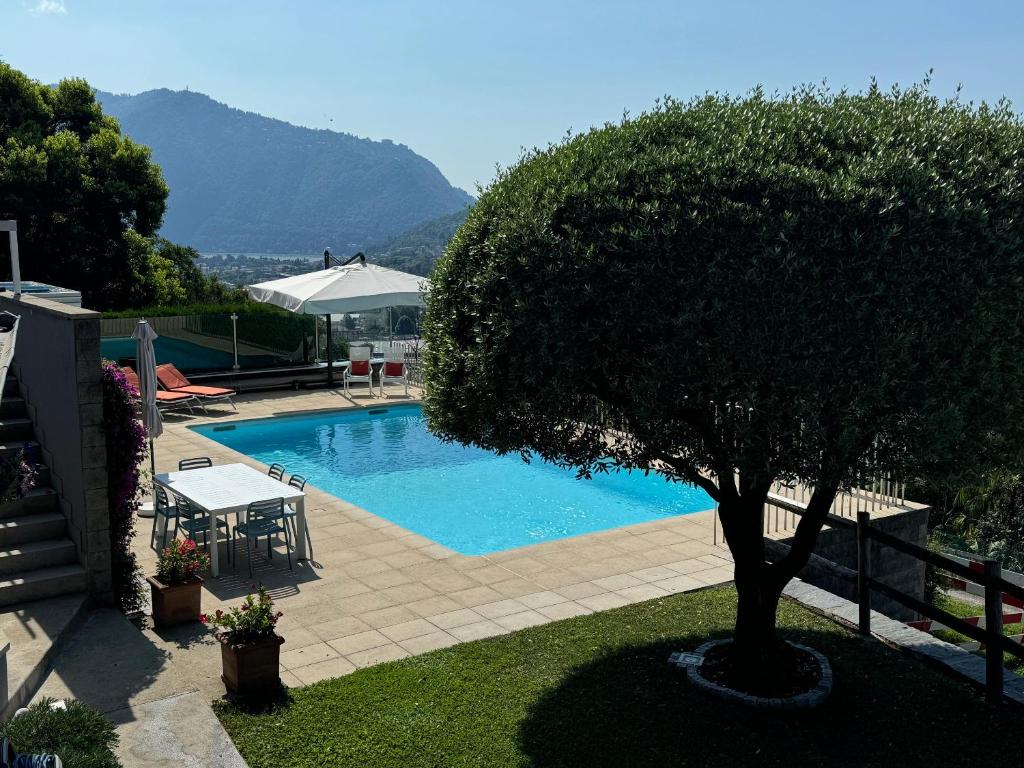 Bazén v ubytování Veralto - Modern Suite with Como Lake view nebo v jeho okolí
