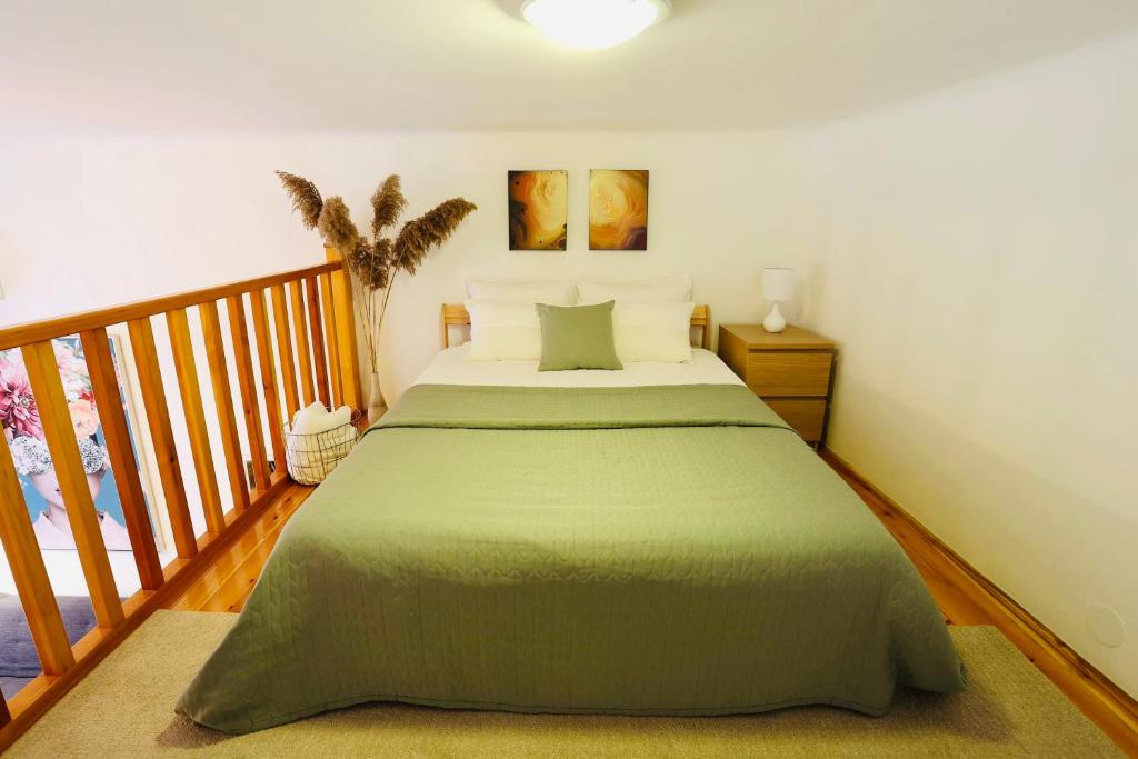 A bed or beds in a room at Christie's Downtown Apartment