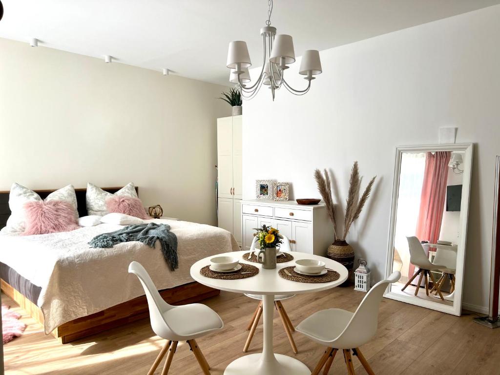 Postel nebo postele na pokoji v ubytování Die "Boho Suite" im Herzen von Hartberg I Parking