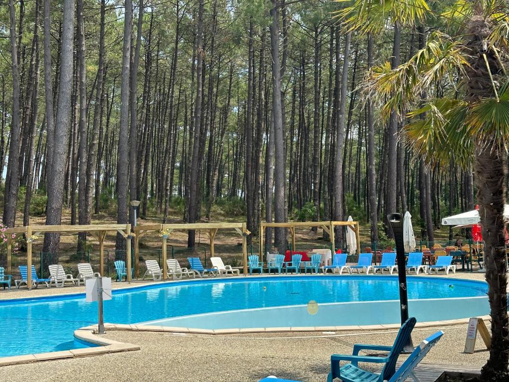 Bazén v ubytování COTTAGE ENTRE CONTIS ET MIMIZAN PLAGE - Piscine chauffée et balnéothérapie nebo v jeho okolí