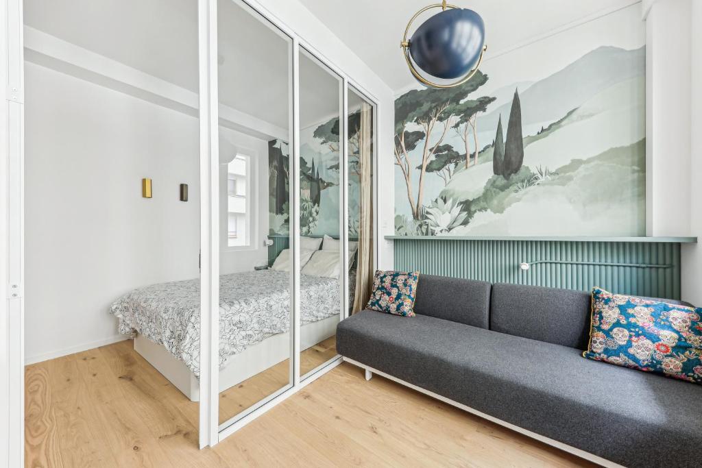 - un salon avec un canapé et une chambre dans l'établissement Art et Confort près de la Bastille by Weekome, à Paris