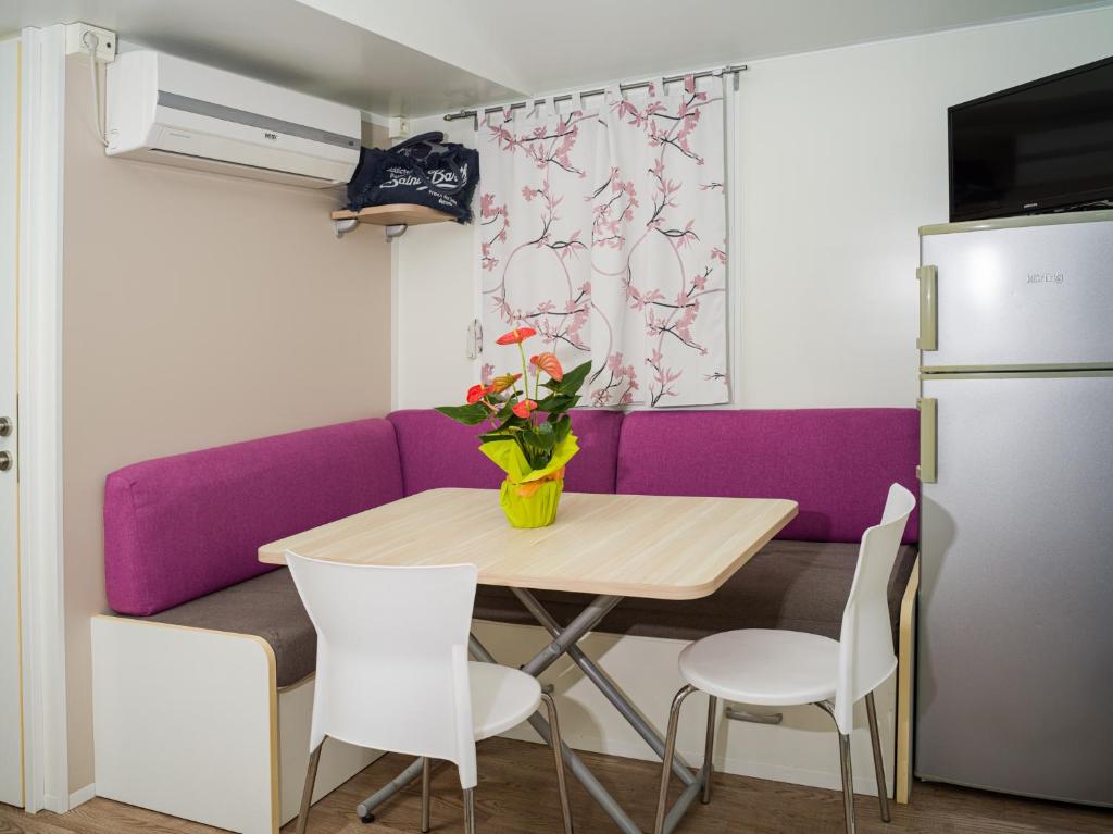 TV a/nebo společenská místnost v ubytování Punta Falconera camping & village