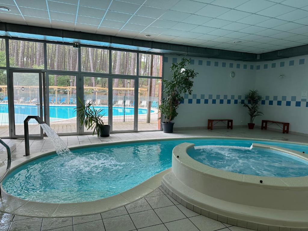 Bazén v ubytování COTTAGE ENTRE CONTIS ET MIMIZAN PLAGE - Piscine chauffée et balnéothérapie nebo v jeho okolí