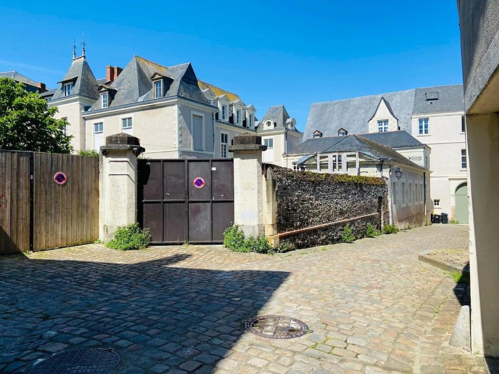 une maison avec une porte en bois et une clôture dans l'établissement Casa Jacobin, à Angers