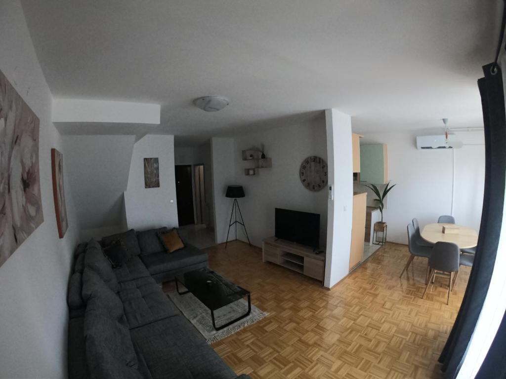 Uma área de estar em Apartment Ena