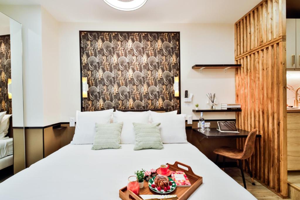 une chambre avec un lit et un bureau dans l'établissement WS Champs-Elysées - Daru, à Paris