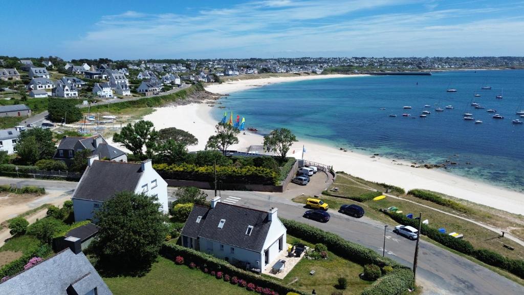 eine Luftaufnahme eines Strandes mit Booten im Wasser in der Unterkunft Ar Parc Bihan, vue mer! in Audierne