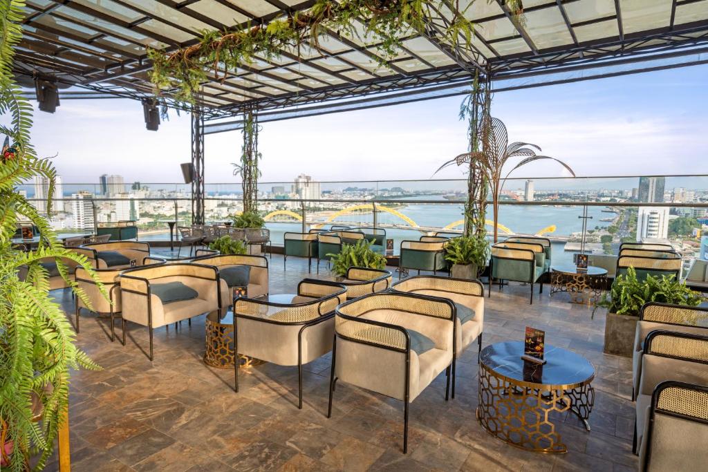 Balkón nebo terasa v ubytování HAIAN Riverfront Hotel Da Nang