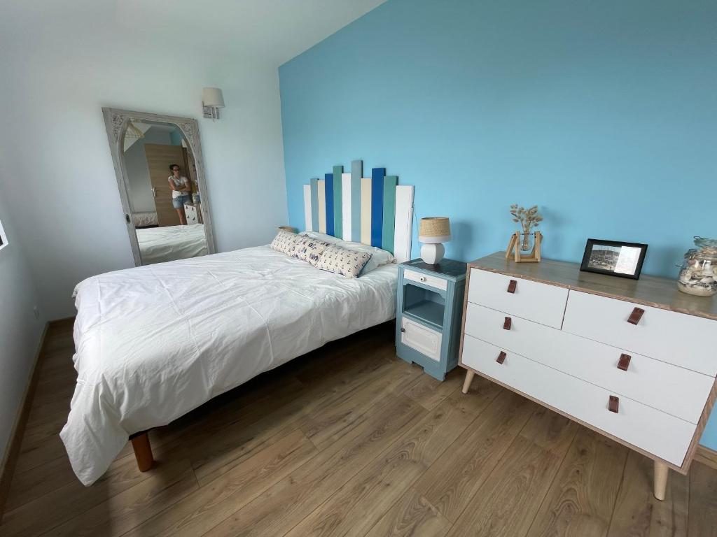 Ein Bett oder Betten in einem Zimmer der Unterkunft Ar Parc Bihan, vue mer!