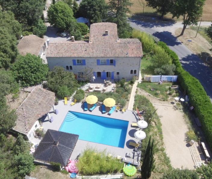 Bazén v ubytování Bastide du Bonheur Saint Donat nebo v jeho okolí