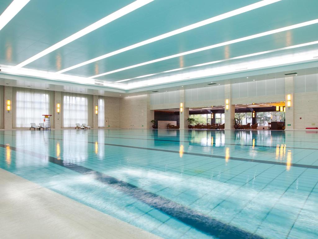 Bazén v ubytování Carp Islet Resort Fuzhou nebo v jeho okolí
