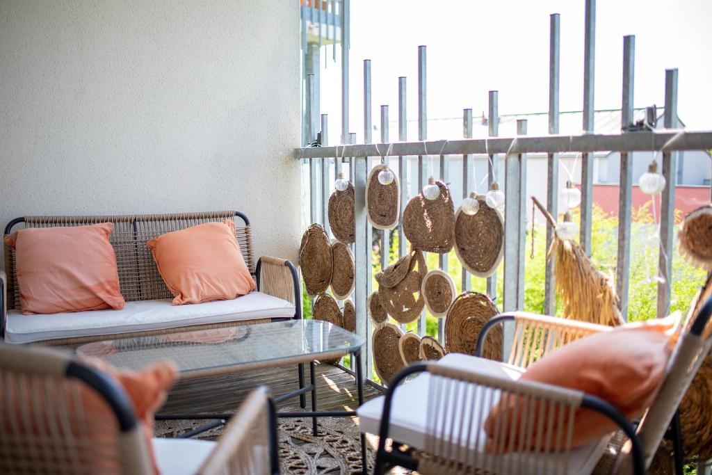 d'un balcon avec des chaises, un canapé et une table. dans l'établissement T3 avec terrasse et parking, à proximité de l'Aéroport et d'Airbus, à Toulouse