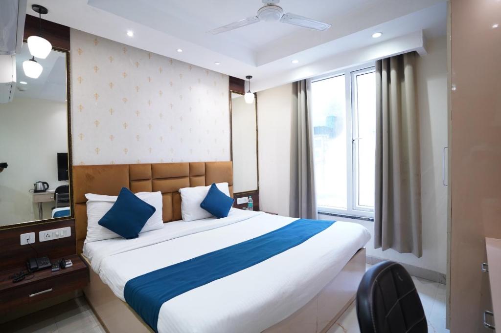 Postel nebo postele na pokoji v ubytování Hotel Leo Saffron - Pitampura