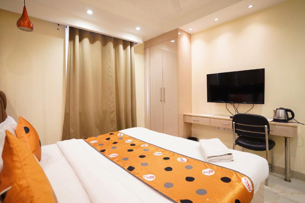 TV a/nebo společenská místnost v ubytování Hotel Leo Saffron - Pitampura