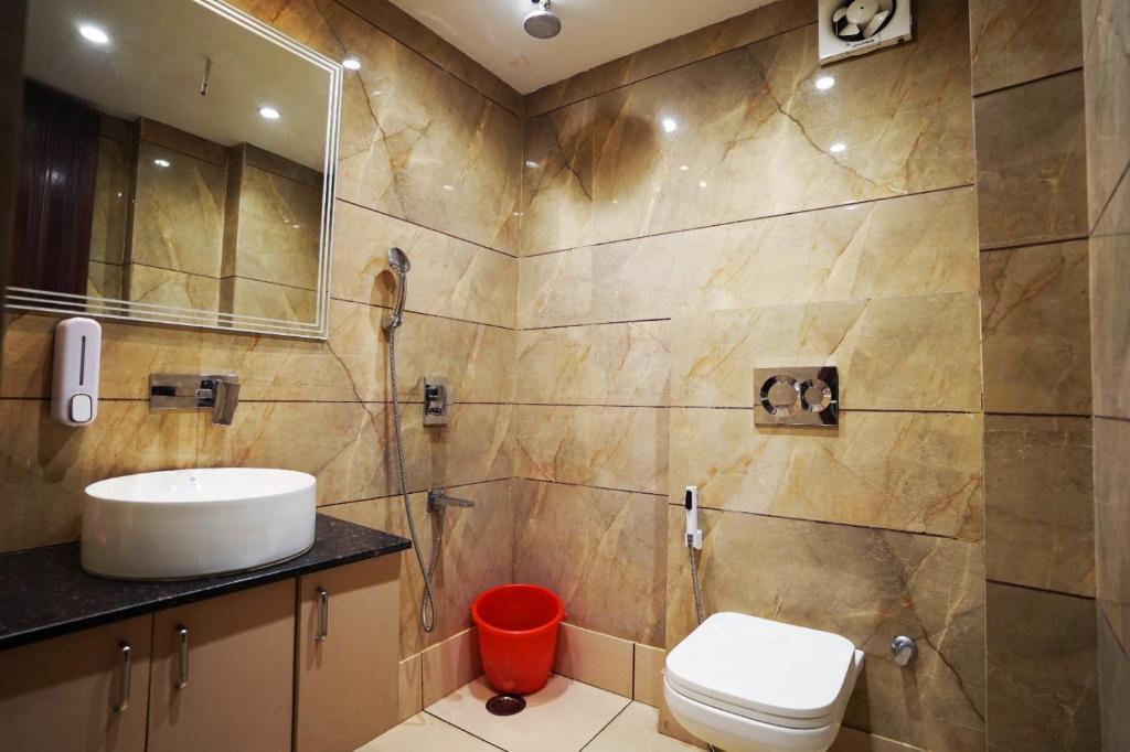 Koupelna v ubytování Hotel Leo Saffron - Pitampura