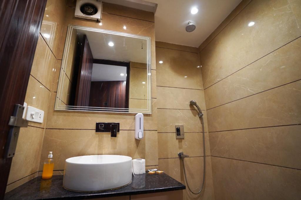 Koupelna v ubytování Hotel Leo Saffron - Pitampura