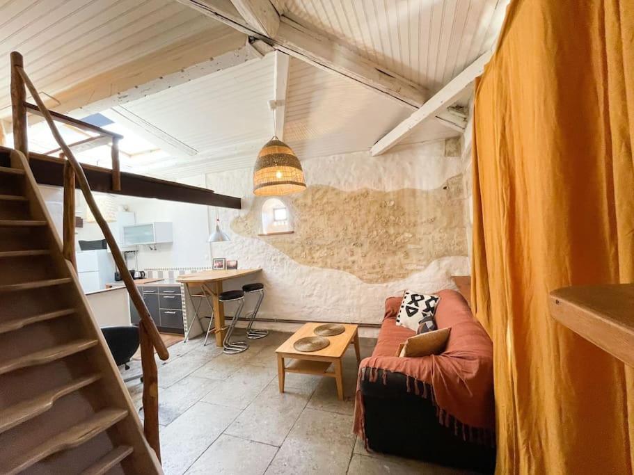 un salon avec un canapé et une table dans l'établissement Le Cocon, T3 centre ville, climatisé, à Montpellier