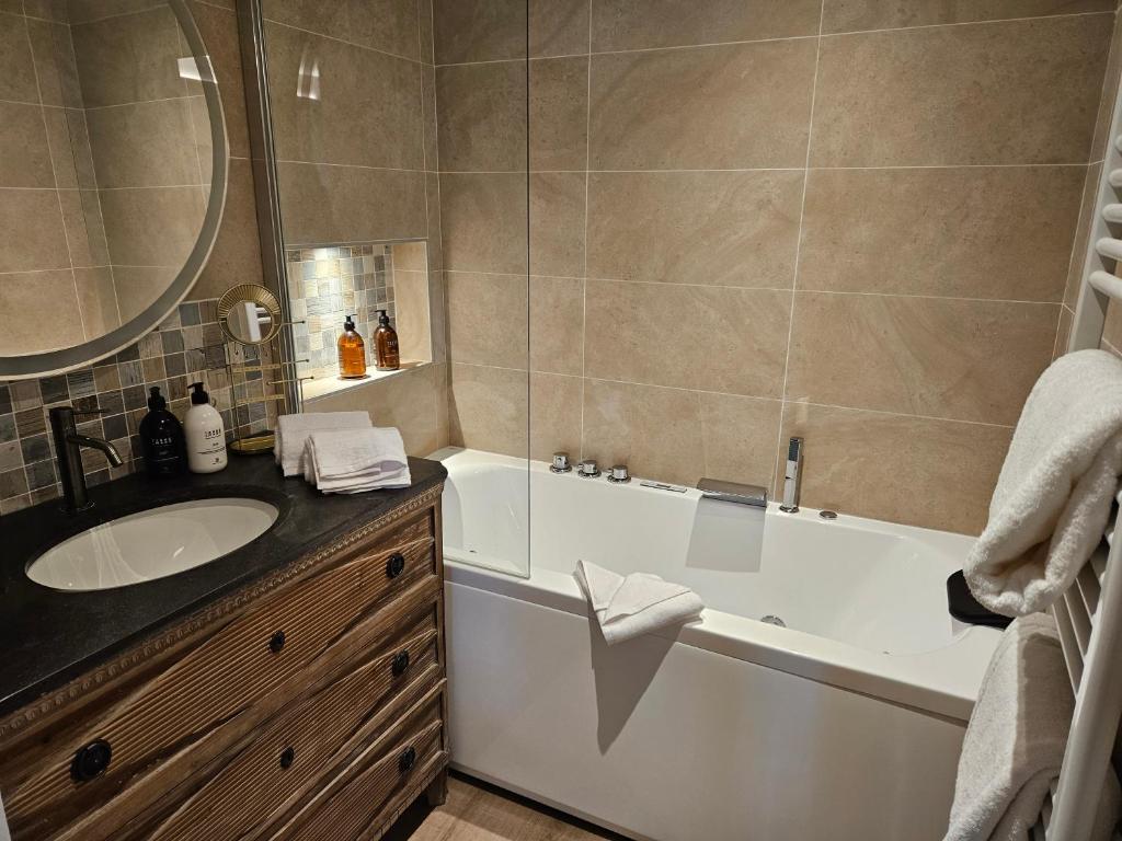 Koupelna v ubytování Le Belvédère Hotel et Bien être