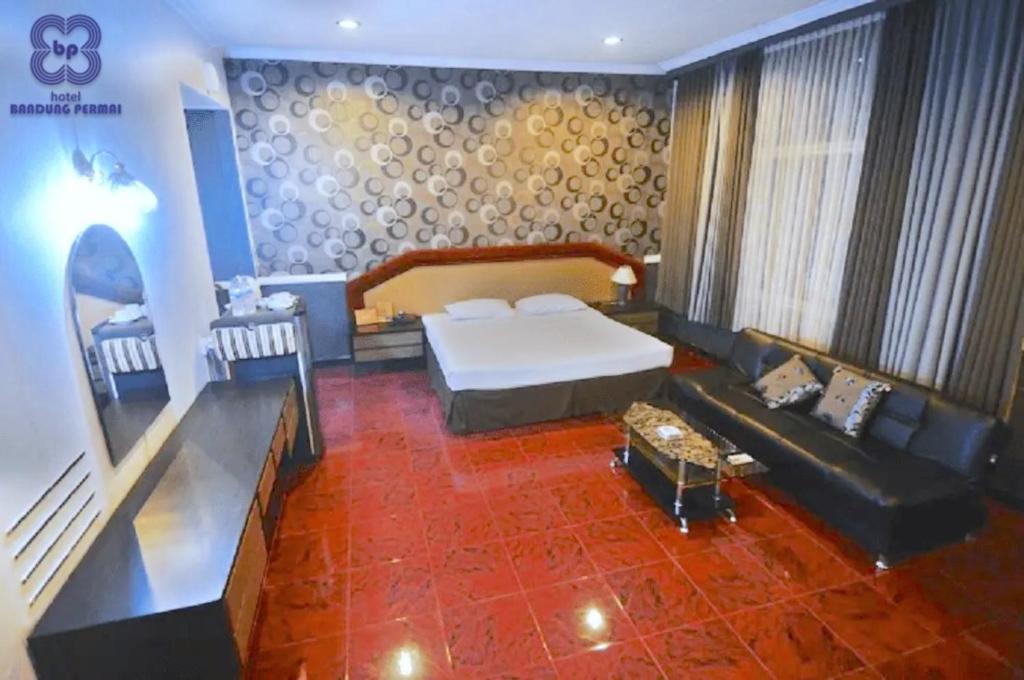 Postel nebo postele na pokoji v ubytování Bandung Permai Hotel Jember