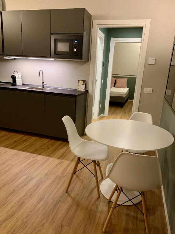 Kuchyň nebo kuchyňský kout v ubytování flat at Fiera near metro and easy parking, with terrace and garden