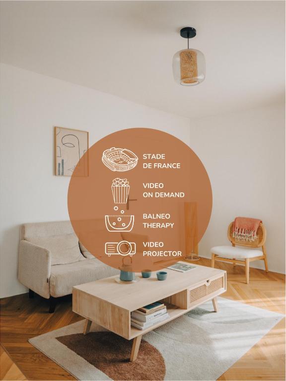 d'un salon avec une table et un panneau. dans l'établissement Alcova - Stade de France - Jacuzzi - Cinema, à Saint-Denis