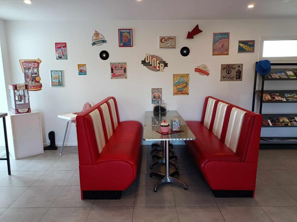 a restaurant with two red chairs and a table at GITE AMERICAN DINER sur la site THE FARM OUEST capacité 7 personnes in La Chaize-le-Vicomte