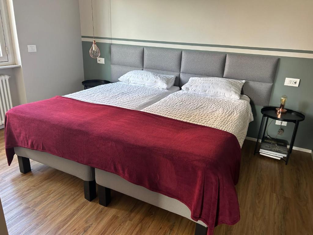 Postel nebo postele na pokoji v ubytování flat at Fiera near metro and easy parking, with terrace and garden